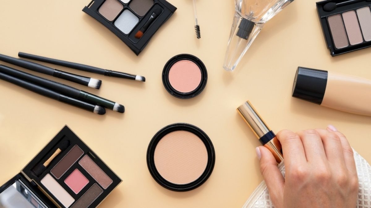 4 Cara Mengatasi Makeup Luntur Terkena Air Hujan