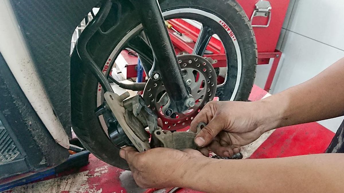 Pengendara Skutik Perlu Atur Rem Saat Melintasi Turunan Curam
