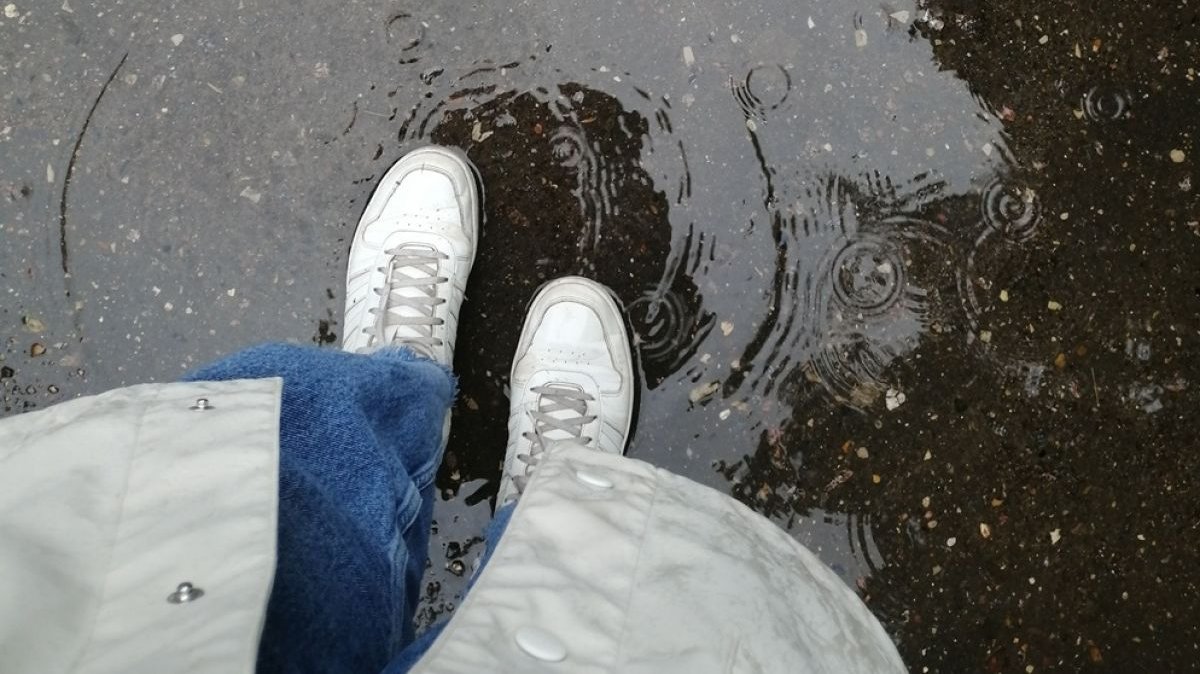 Keringkan Sepatu Basah Tanpa Sinar Matahari dengan 4 Cara