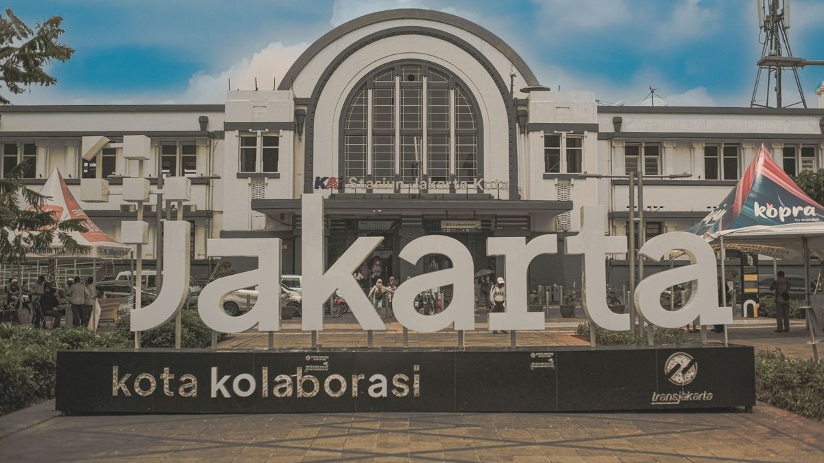 KRL Commuter Line 1378 Keluarkan Asap di Stasiun Jakarta Kota